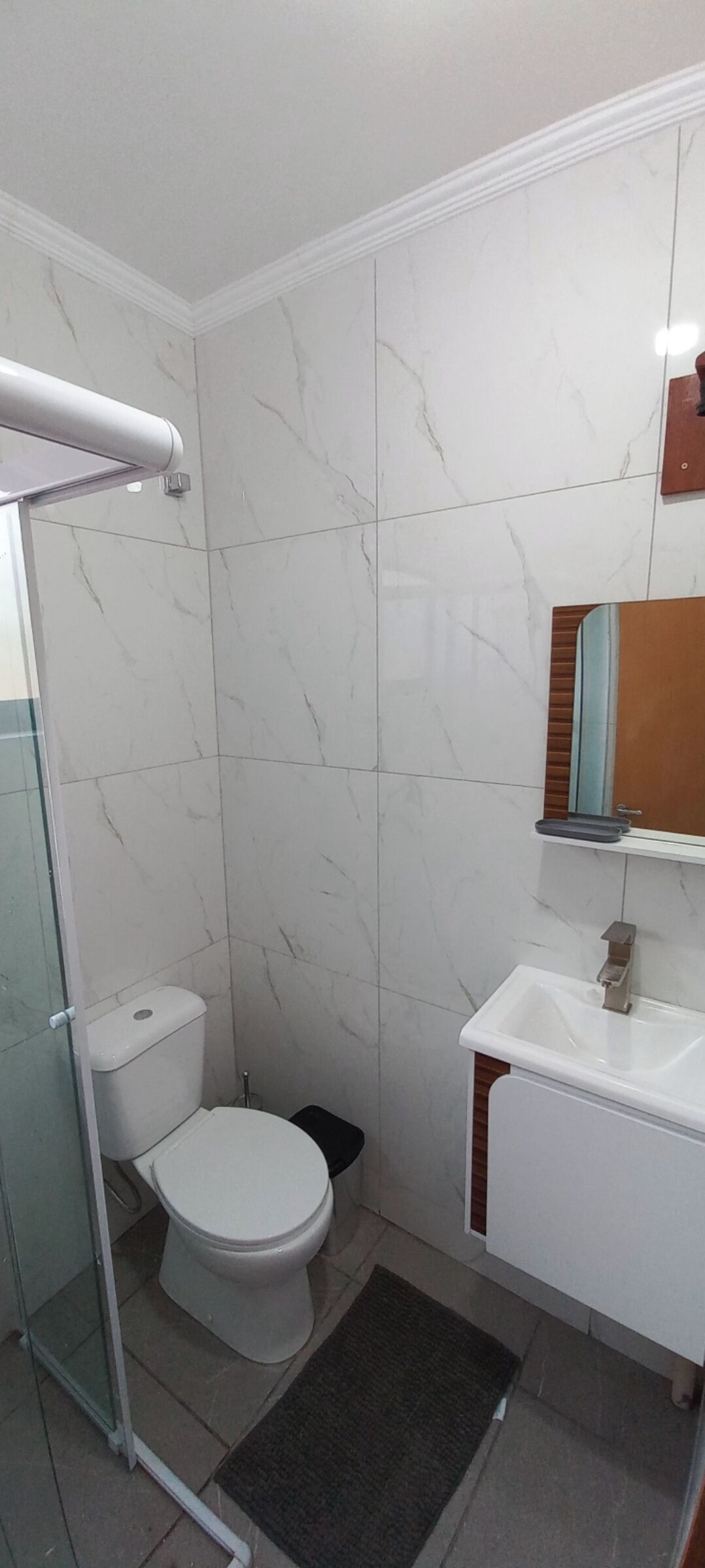 Dusj, hårføner, håndklær og såpe