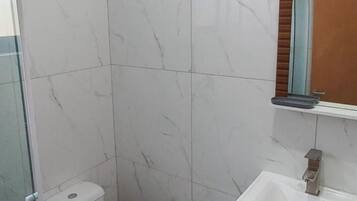 Chuveiro, secador de cabelo, toalhas de banho, sabonete