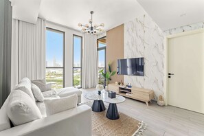 TV - Stylish 1BR in Production City with pool and gym (Dubai)
