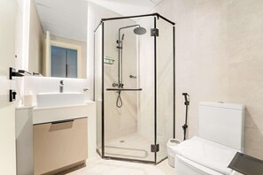 Shower, hair dryer, towels, shampoo - Stylish 1BR in Production City with pool and gym (Dubai)