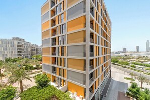 Exterior - Stylish 1BR in Production City with pool and gym (Dubai)