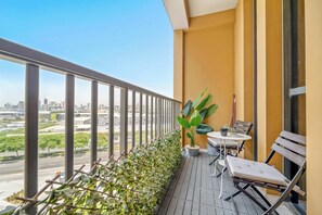 Property grounds - Stylish 1BR in Production City with pool and gym (Dubai)