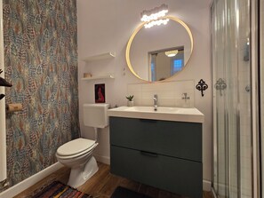 Douche, sèche-cheveux, serviettes fournies, savon