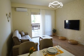 Classic Apartment, City View | Living area | TV