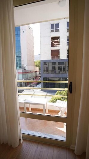 Departamento familiar, vista a la ciudad | Área de sala de estar | Televisión 