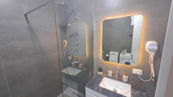 Comfort Apartment, City View | Bathroom | Shower, free toiletries, hair dryer, slippers