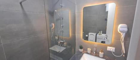 Comfort-lejlighed - byudsigt | Badeværelse | Bruser, gratis toiletartikler, hårtørrer, hjemmesko