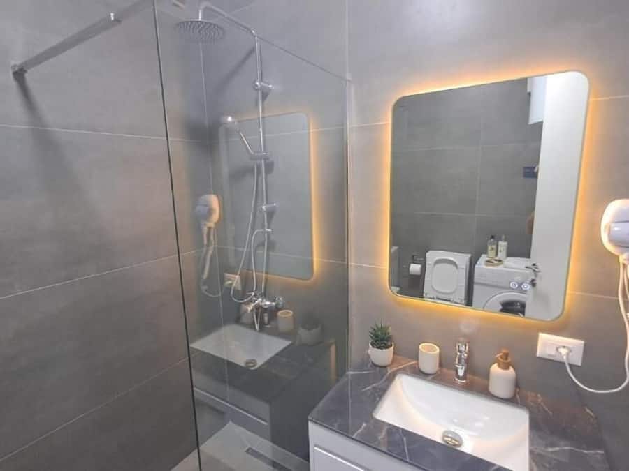 Ducha, artĂculos de tocador gratuitos, secador de pelo, pantuflas