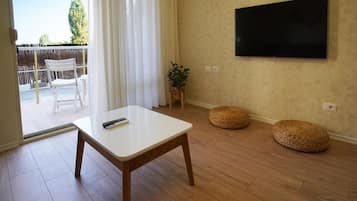Appartement Classique, vue ville | Coin séjour | Télévision