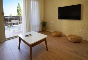 Classic Apartment, City View | Living area