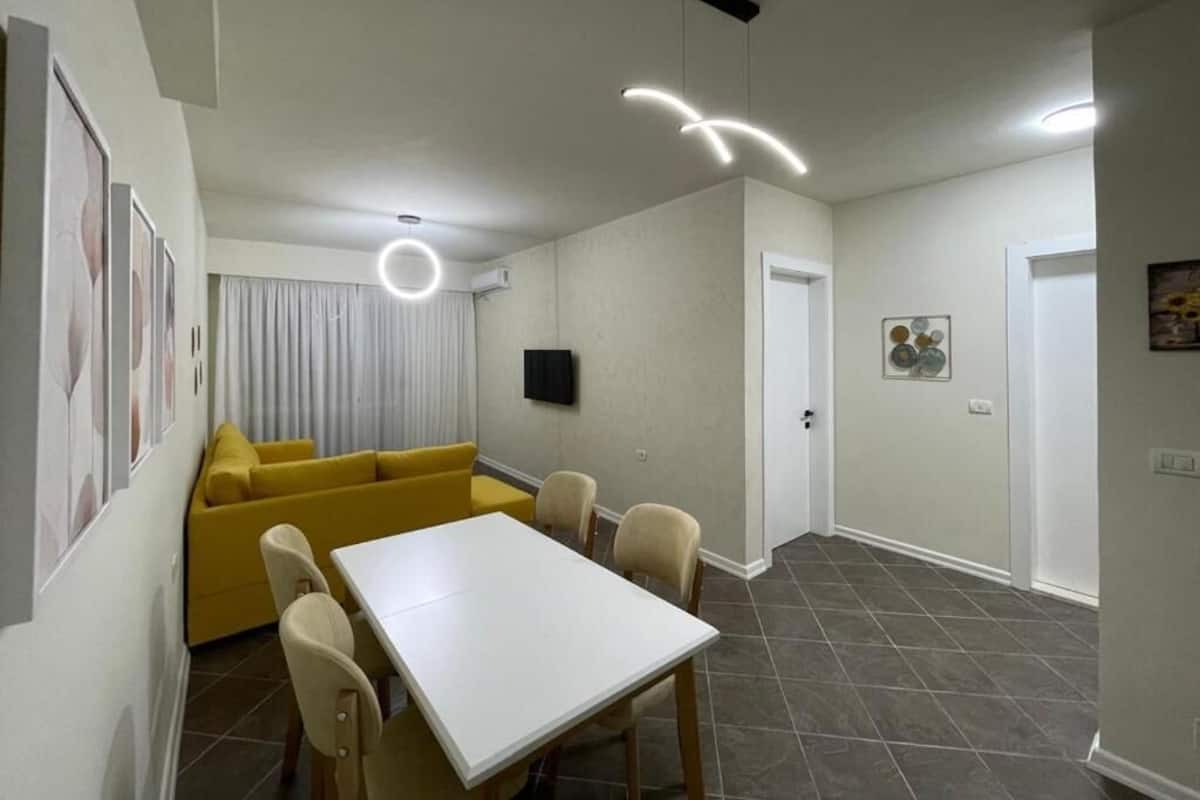 Apartamento familiar, vistas a la ciudad | Zona de estar | Una televisión