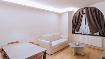 Appartamento Standard | Area soggiorno | TV a schermo piatto 32 pollici con canali satellitari