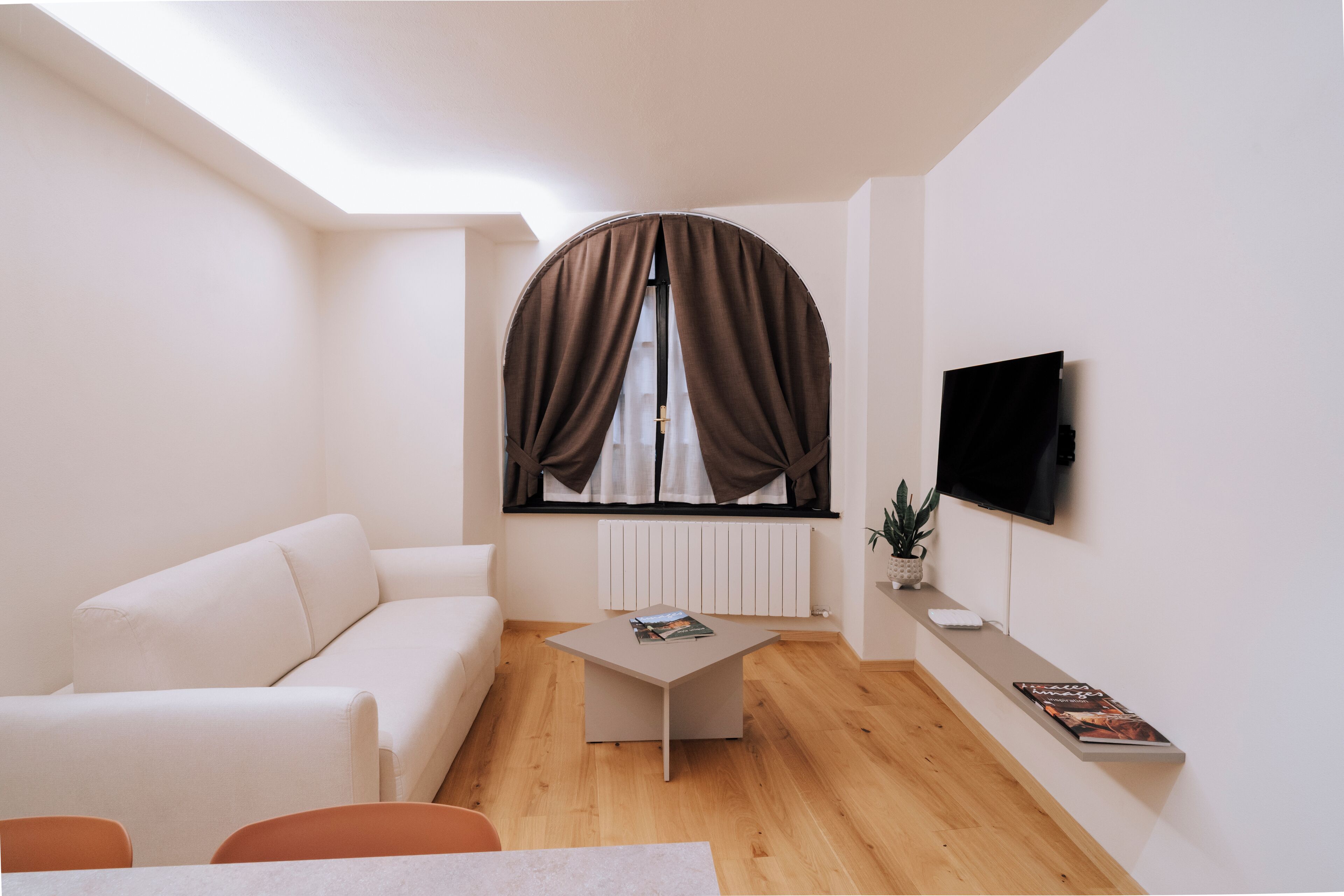 Appartamento Standard | Area soggiorno | TV a schermo piatto 32 pollici con canali satellitari