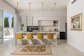 Réfrigérateur, four, plaque de cuisson, cafetière/bouilloire