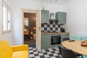Réfrigérateur, four, plaque de cuisson, cafetière/bouilloire