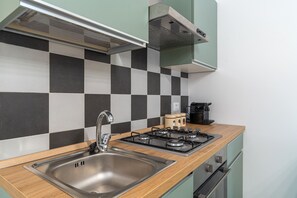 Kühlschrank, Ofen, Herdplatte, Wasserkocher mit Kaffee-/Teezubehör