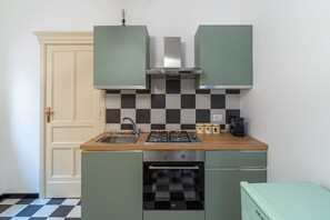 Réfrigérateur, four, plaque de cuisson, cafetière/bouilloire