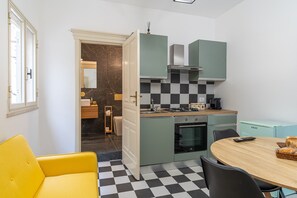 Fridge, oven, stovetop, coffee/tea maker