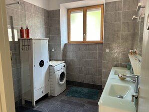 Haartrockner, Handtücher, Seife, Toilettenpapier