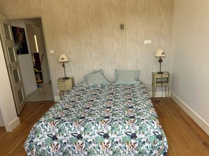 7 quartos, ferros/tábuas de passar roupa, roupa de cama