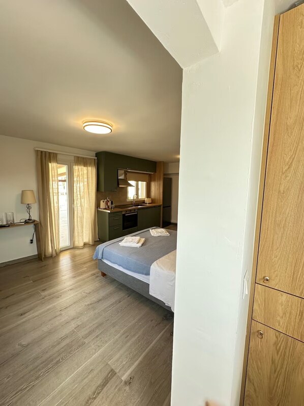 Tabla de planchar con plancha, wifi, ropa de cama