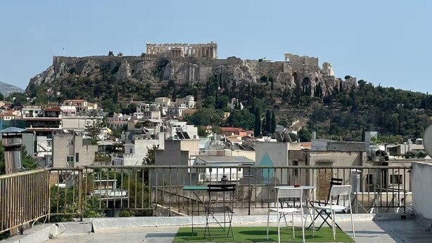 A rooftop terrace with a view of ancient ruins on a hill. - ROOFTOP IN PSYRRI- 360 Athens View (Athina)