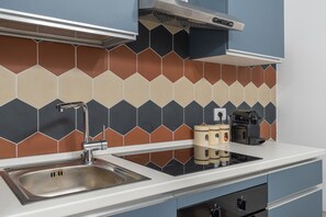 Fridge, oven, stovetop, coffee/tea maker