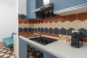 Réfrigérateur, four, plaque de cuisson, cafetière/bouilloire