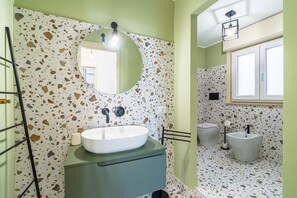 Suihku, hiustenkuivaaja, pyyhkeet