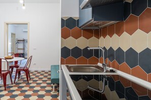 Fridge, oven, stovetop, coffee/tea maker