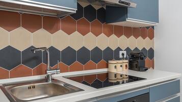 Frigorifero, forno, piano cottura, macchina per tè/caffè