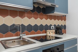 Kühlschrank, Ofen, Herdplatte, Wasserkocher mit Kaffee-/Teezubehör