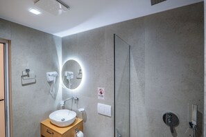 Superior Double Room, Balcony, City View | Bathroom | Shower, free toiletries, hair dryer, towels - Vila Naço Ksamil (Ksamil)