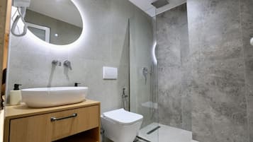 Superior-Doppelzimmer, Balkon, Stadtblick | Badezimmer | Dusche, kostenlose Toilettenartikel, Haartrockner, Handtücher