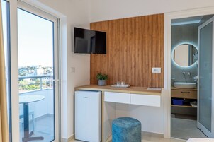 Habitación Confort doble, balcón, vistas a la ciudad | Escritorio, sistema de insonorización, wifi gratis