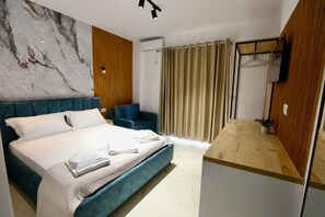 スーペリア ダブルルーム バルコニー シティビュー | デスク、防音設備、WiFi (無料)