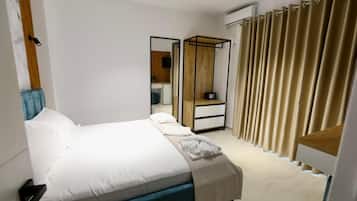 Doppia Comfort, balcone, vista città | Una scrivania, insonorizzazione, Wi-Fi gratuito