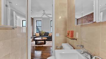 Douche, séchoir à cheveux, serviettes fournies