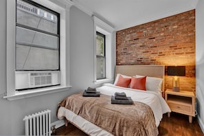 2 bedrooms, desk, iron/ironing board, WiFi - Elegant 3BR-2BA in Gramercy -Modern & Central (New York)