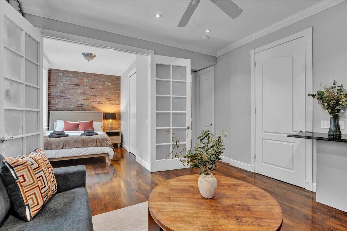 2 bedrooms, desk, iron/ironing board, WiFi