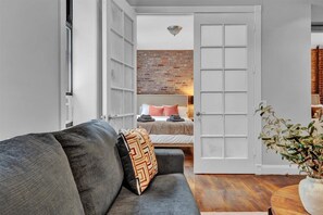 2 bedrooms, desk, iron/ironing board, WiFi