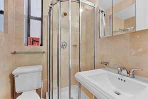 Douche, sèche-cheveux, serviettes fournies