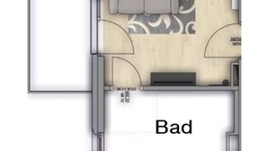 Plano de un cuarto de hotel con cama, una zona de estar pequeña, ventana y baño.