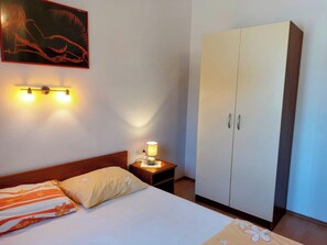 1 bedroom, WiFi, bed sheets