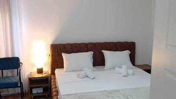 Dobbeltværelse med dobbeltseng eller 2 enkeltsenge | Skrivebord, arbejdsområde til bærbare computere, gratis Wi-Fi