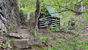A stone staircase leading up to a wooden structure surrounded by greenery. - Tiny house in Posázaví region (Kaliště-Ondřejov)
