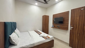 Deluxe Double Room | Desk, laptop workspace, free WiFi