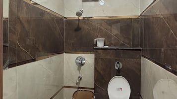 Deluxe Double Room | Bathroom | Towels, soap, shampoo, toilet paper