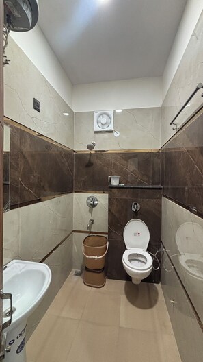 Deluxe Double Room | Bathroom | Towels, soap, shampoo, toilet paper