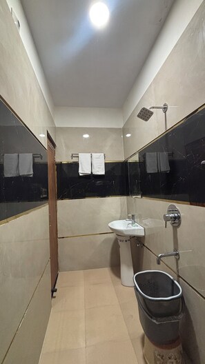 豪華雙人房 | 浴室 | 提供毛巾、番梘、洗頭水、廁紙